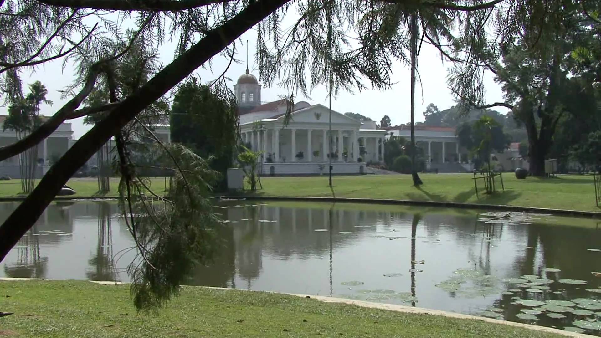 91 kebun raya botanische tuin met het voormalige presidentiele paleis