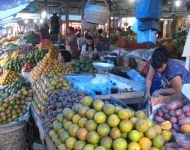 162-fruitmarkt-brastagi